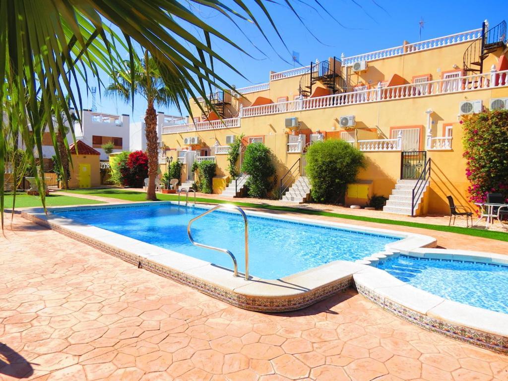 Casa La Zenia Elite Townhouse With Shared Pool And 10 Minutes Walk To Beach Villa Orihuela Luaran gambar